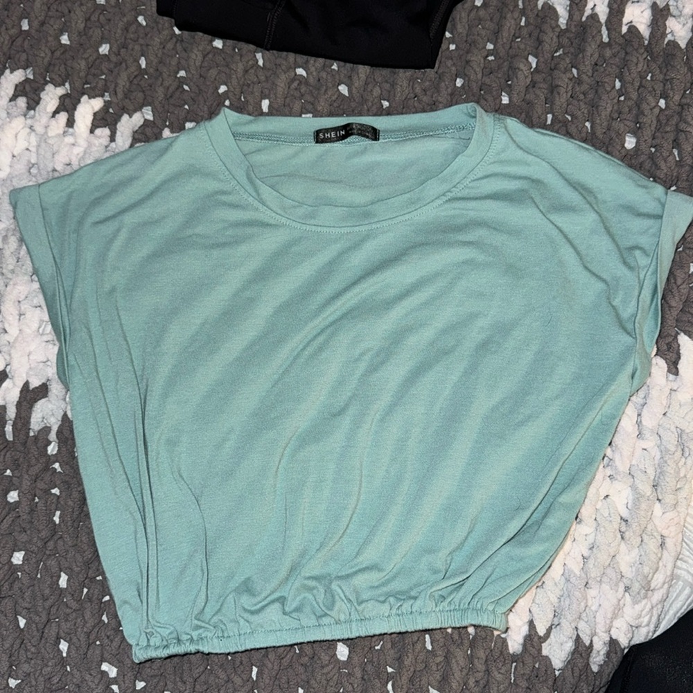 Cute cropped scrunch shirt! A pretty blue color! Super comfy!